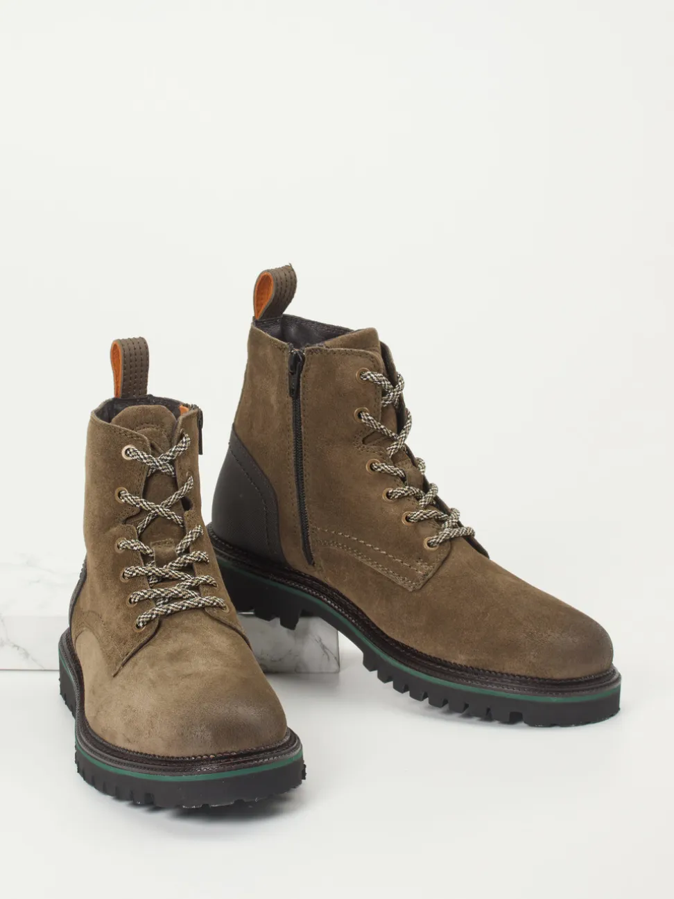 Ambitious – Schnürboots aus Veloursleder olivbraun