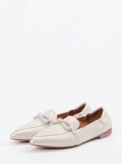 Andrea Puccini – Loafer aus Metallicleder silberbeige