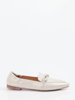Andrea Puccini – Loafer aus Metallicleder silberbeige