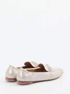 Andrea Puccini – Loafer aus Metallicleder silberbeige