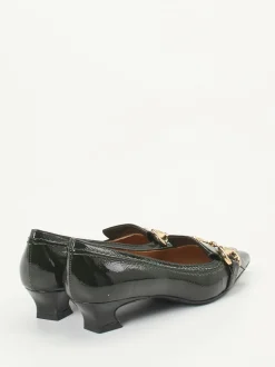 Andrea Puccini – Pumps aus Lackleder in Tannengrün