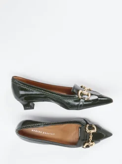 Andrea Puccini – Pumps aus Lackleder in Tannengrün