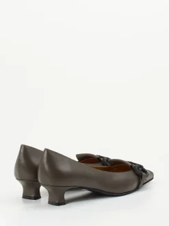 Andrea Puccini – Pumps aus Lammleder in Schlammgrau
