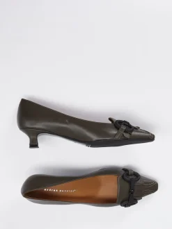 Andrea Puccini – Pumps aus Lammleder in Schlammgrau