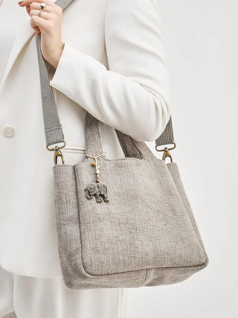 ANOKHI – Shopper aus Textil in Steingrau