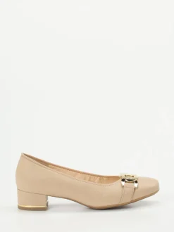 Ara – Pumps aus Kalbleder mit Zierkette beige