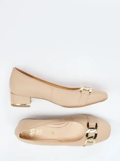 Ara – Pumps aus Kalbleder mit Zierkette beige