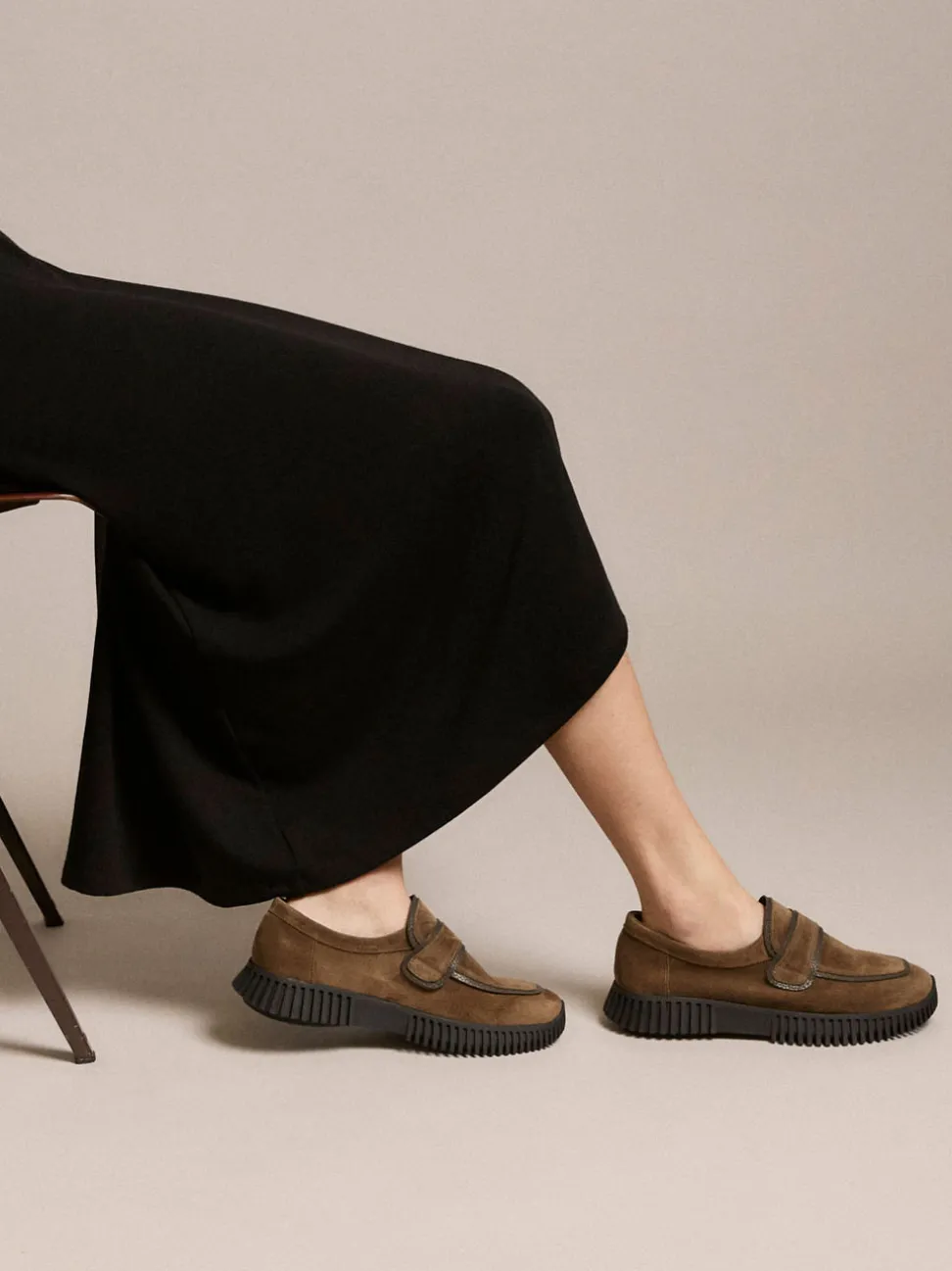 Arche – Loafer aus Veloursleder in Schlammbraun