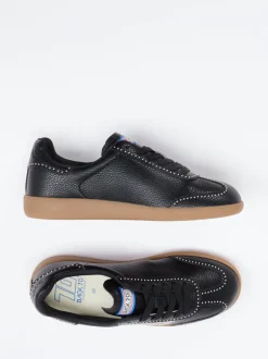 Back 70 – Sneaker aus Kalbleder mit Nietenbesatz