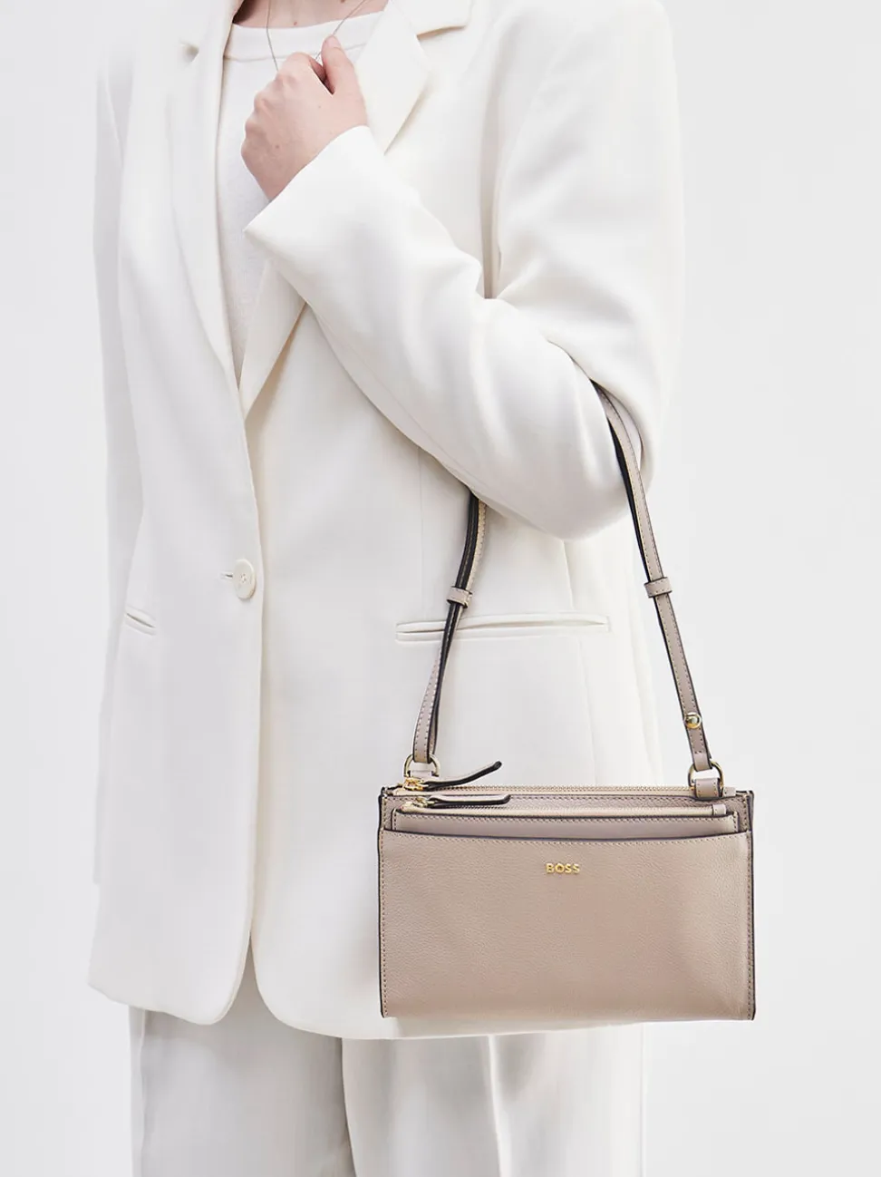 Boss – Schultertasche aus Kalbleder in Beigegrau