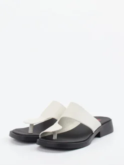 Camper – Zehentrenner-Sandalen aus Kalbleder cremeweiß