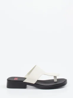 Camper – Zehentrenner-Sandalen aus Kalbleder cremeweiß