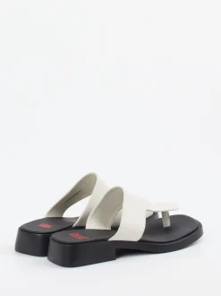 Camper – Zehentrenner-Sandalen aus Kalbleder cremeweiß