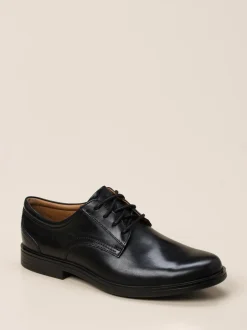 Clarks – Derby aus Kalbleder in Schwarz