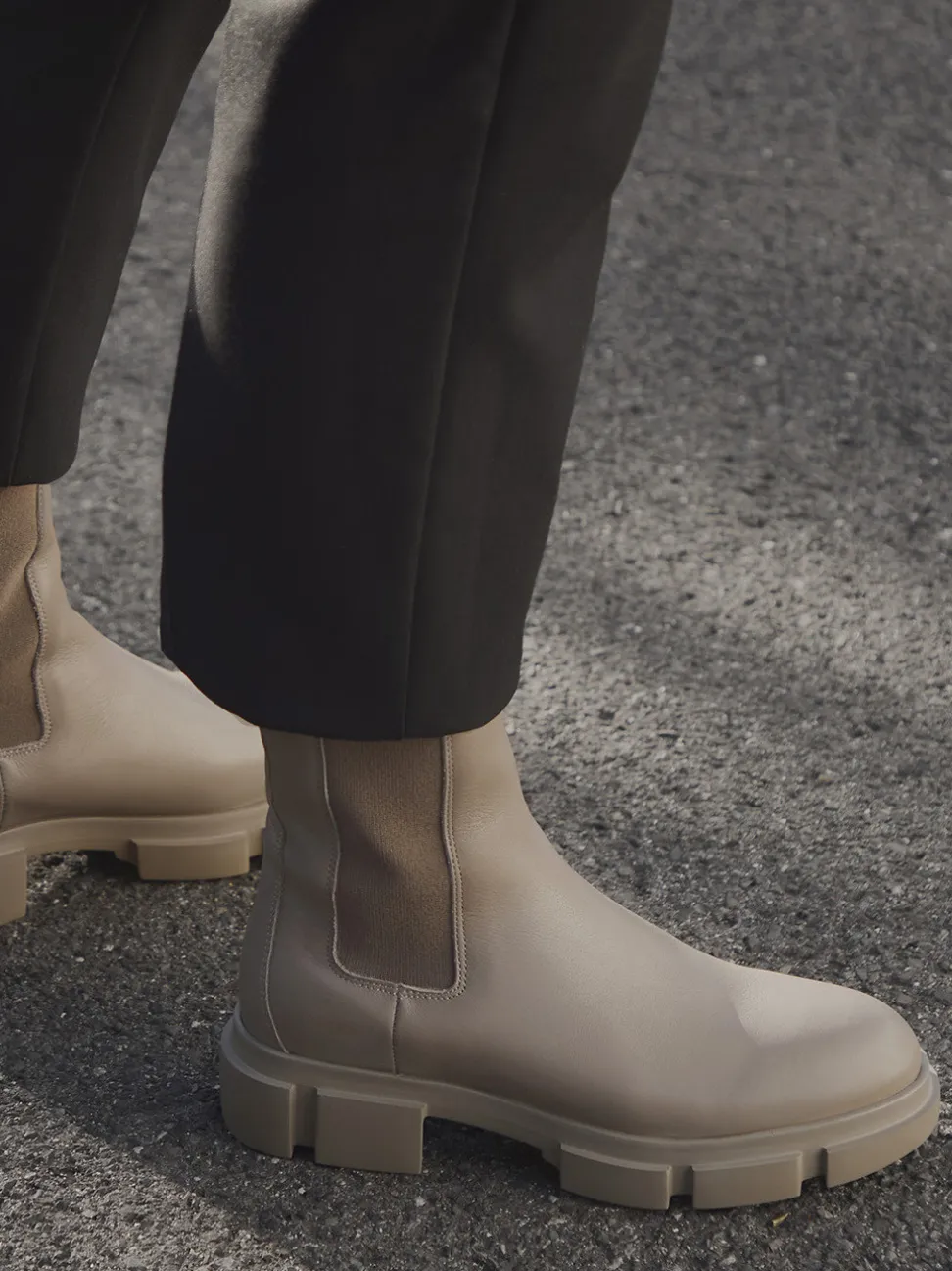 Copenhagen – Chelsea Boots aus Kalbleder in Taupe