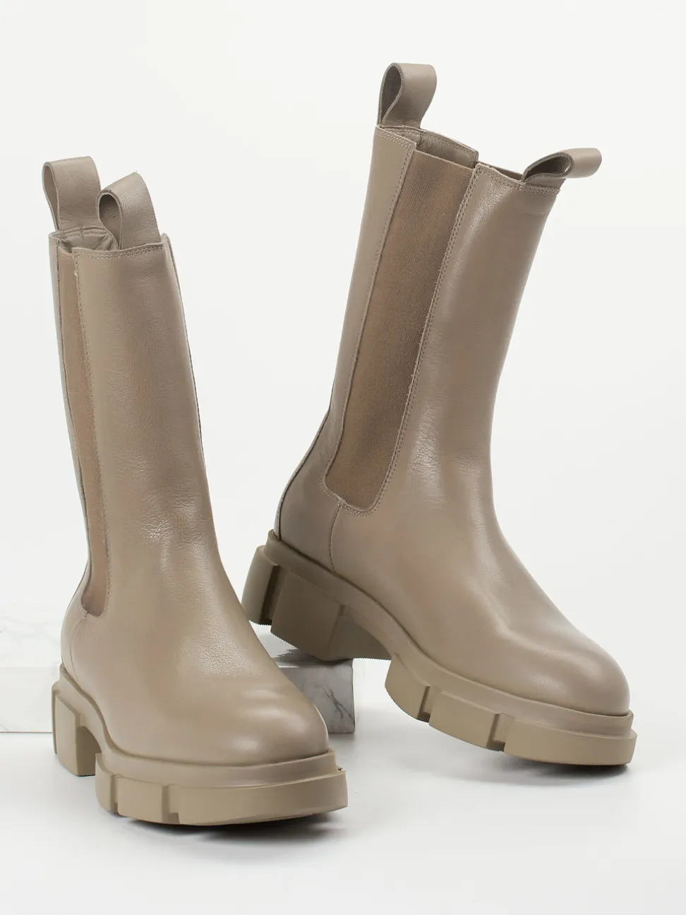 Copenhagen – Chelsea Boots aus Kalbleder in Taupe