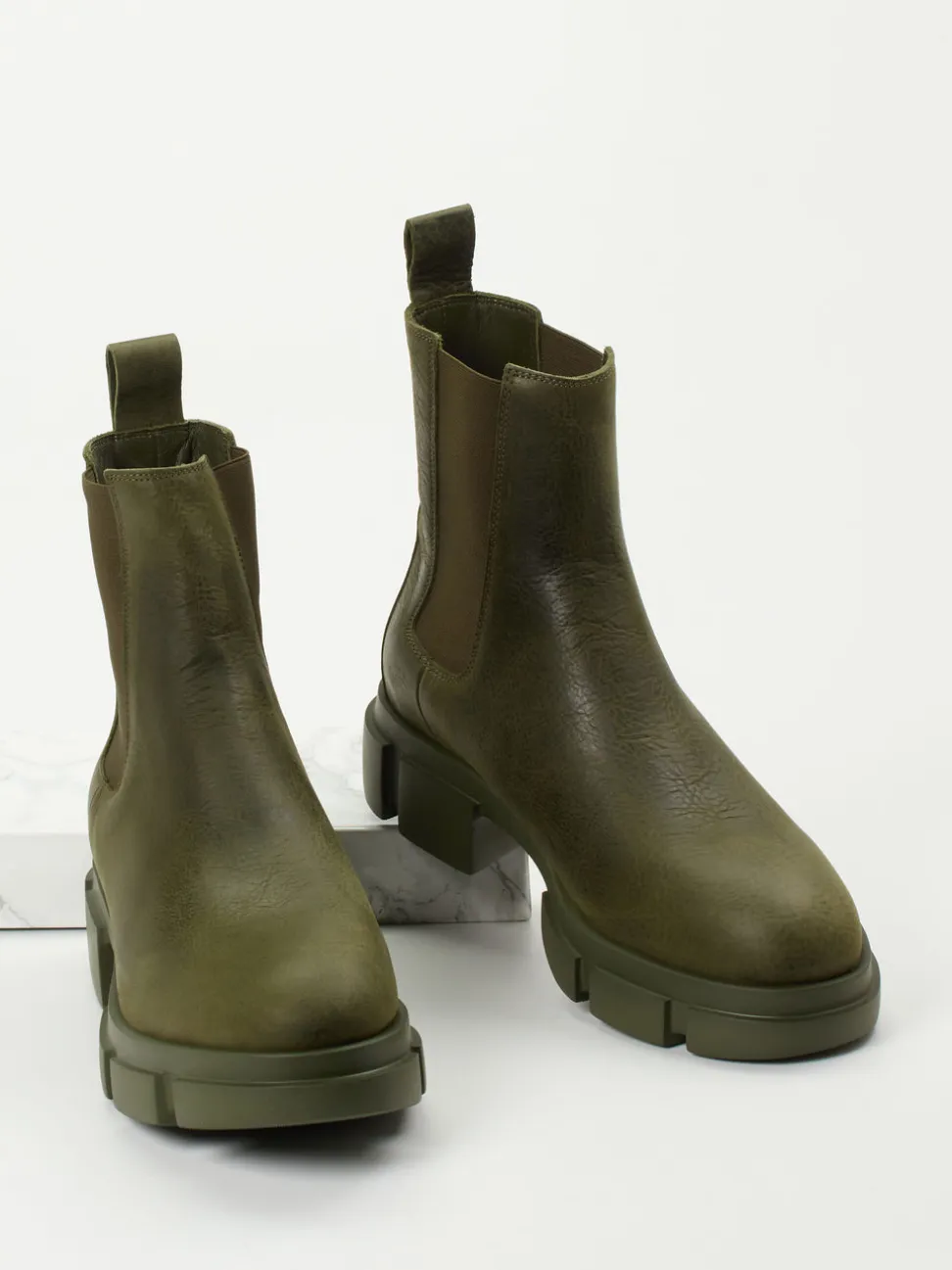 Copenhagen – Chelsea Boots aus Nubukleder olivgrün