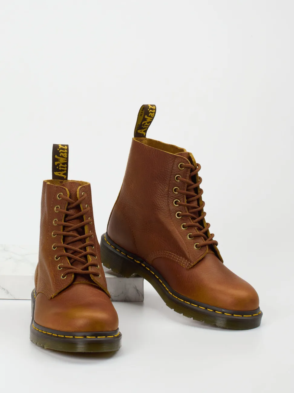 Dr. Martens – 8-Loch-Boots aus Kalbleder braun
