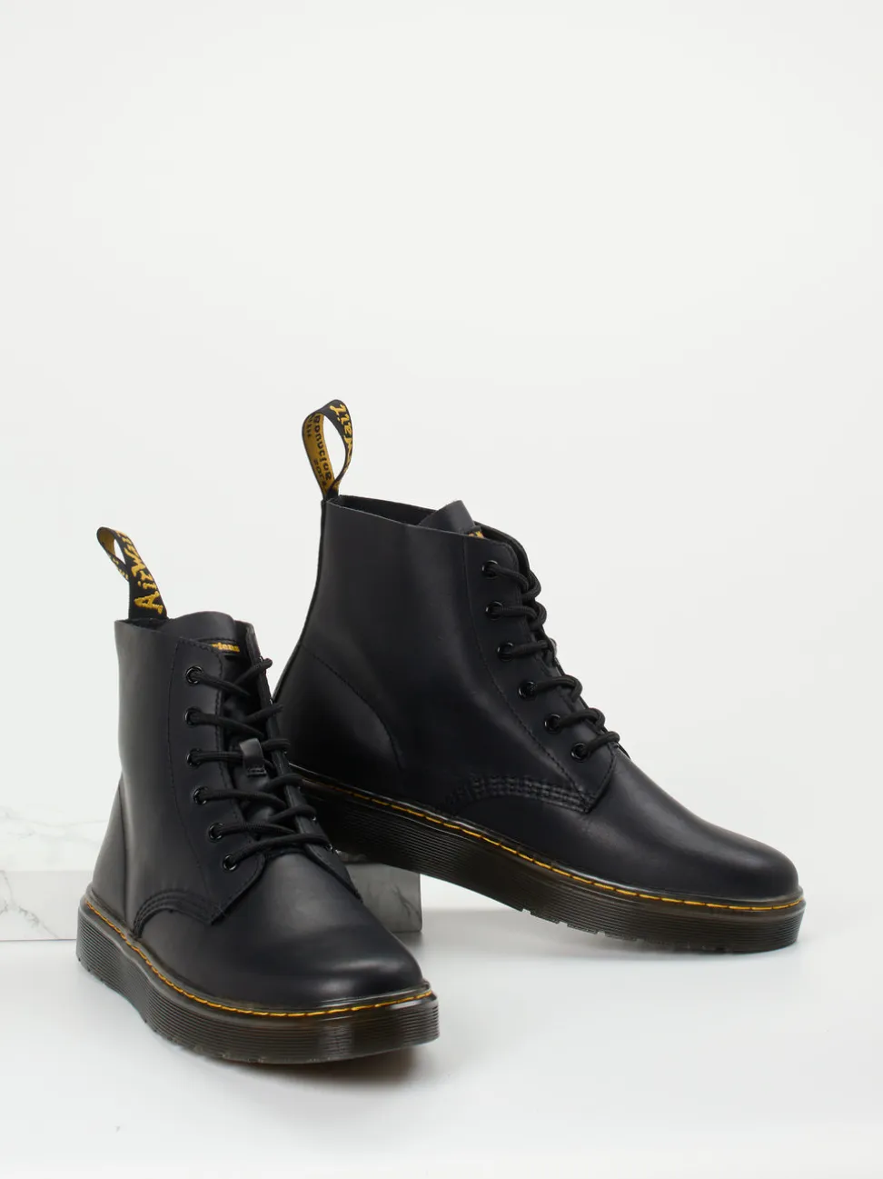 Dr. Martens – Schnürboots aus Kalbleder Schwarz