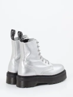 Dr. Martens – Schnürboots aus Metallicleder Silber