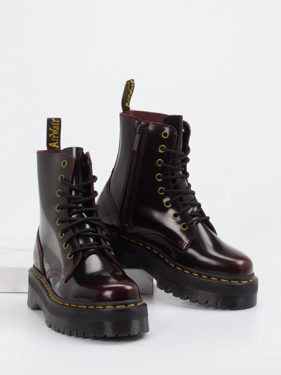 Dr. Martens – Schnürboots aus Kalbleder in Bordeaux