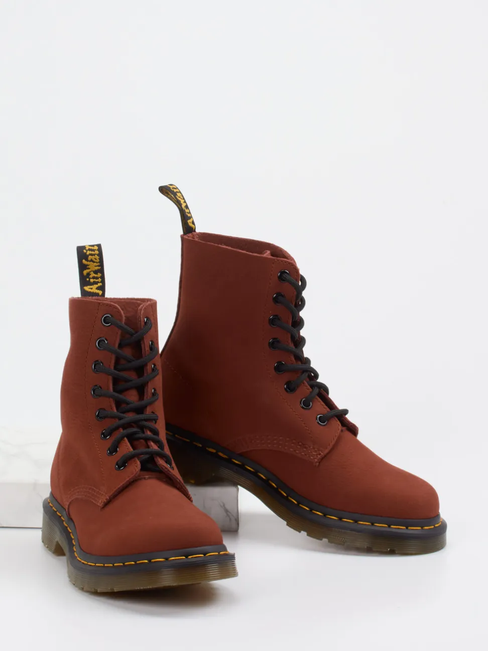Dr. Martens – Schnürboots aus Kalbleder rostbraun