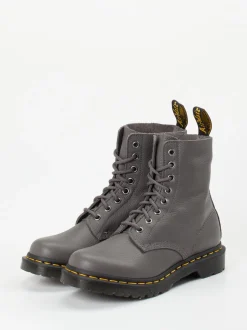 Dr. Martens – Schnürboots aus Kalbleder steingrau