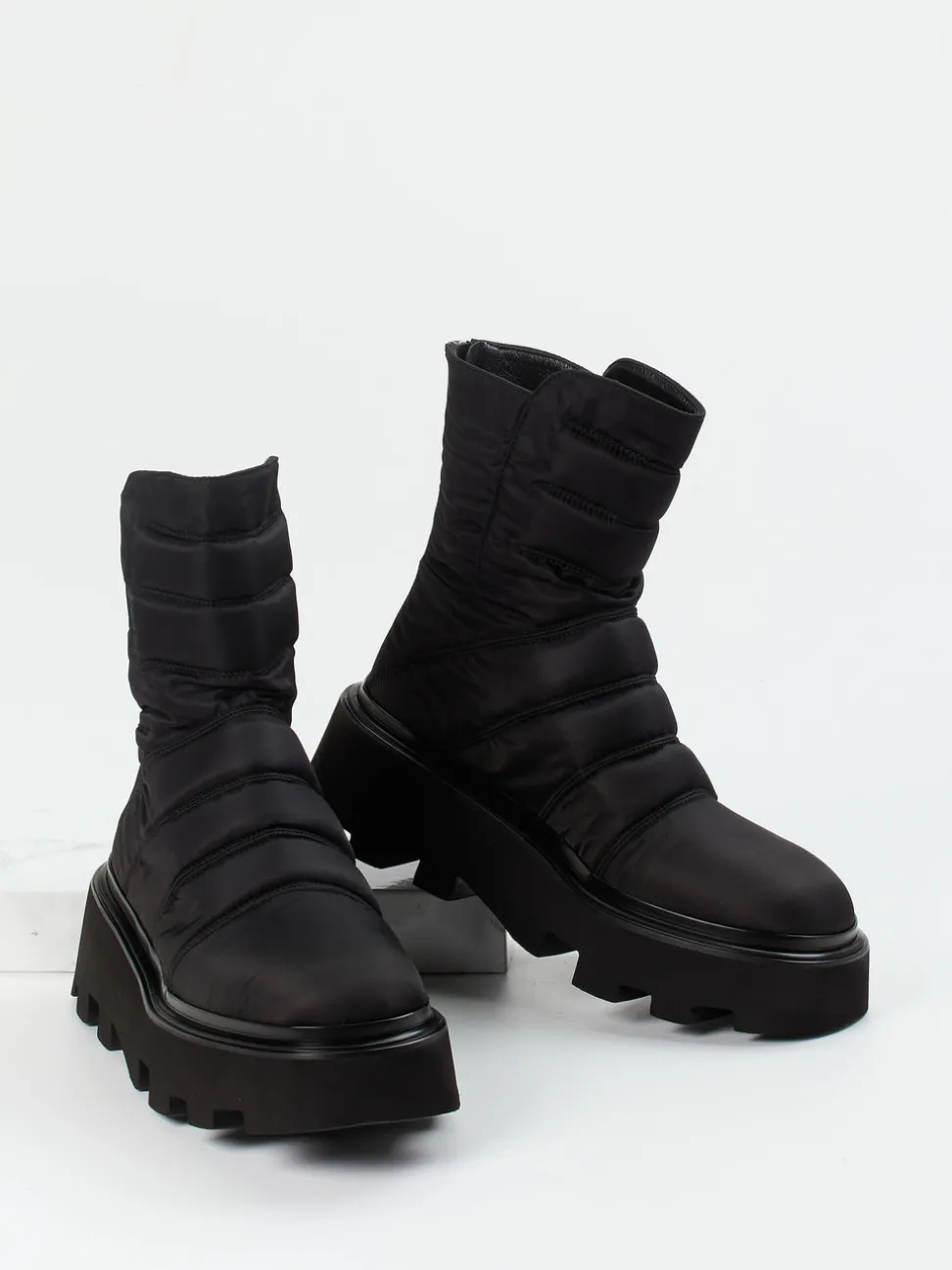 Elena Iachi – Stiefeletten aus Textil in Schwarz
