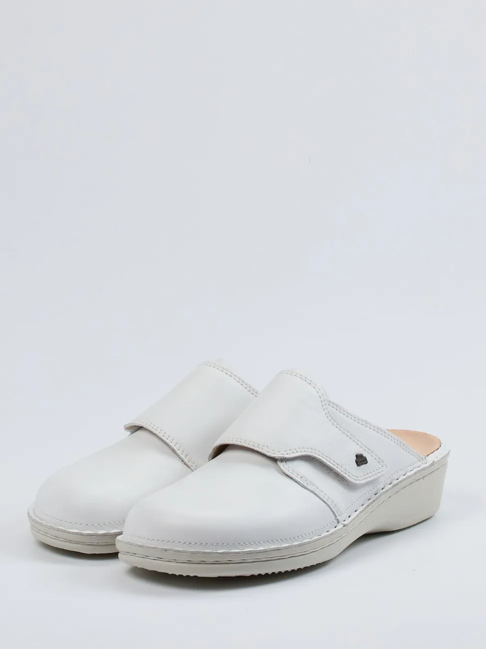 Finn Comfort – Komfort-Pantoletten aus Kalbleder weiß