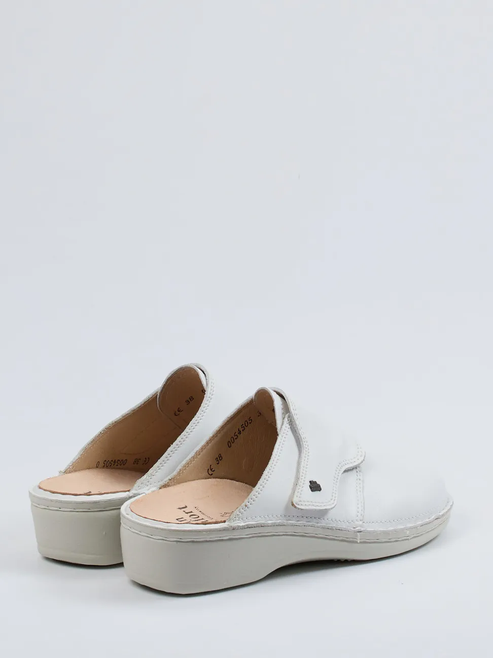 Finn Comfort – Komfort-Pantoletten aus Kalbleder weiß