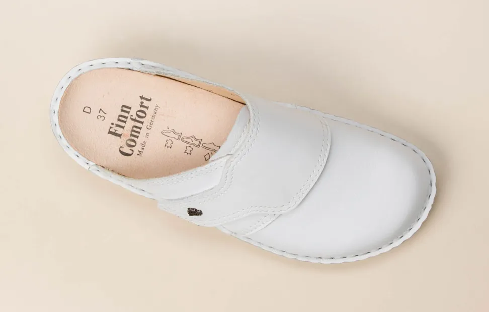 Finn Comfort – Komfort-Pantoletten aus Kalbleder weiß