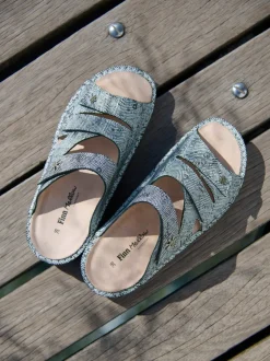 Finn Comfort – Komfortsandale aus geprägtem Leder silbergrau