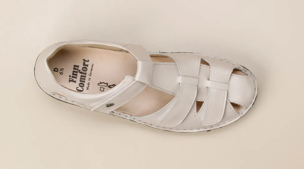 Finn Comfort – Komfort-Sandalette aus Metallic-Leder beige