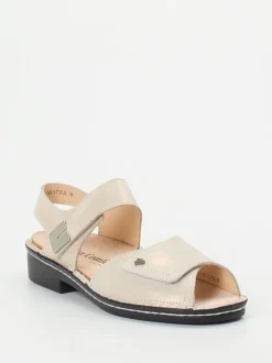 Finn Comfort – Komfortsandale aus Metallicleder champagner
