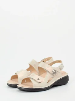 Finn Comfort – Sandale aus Metallicleder champagner
