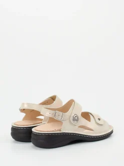 Finn Comfort – Sandale aus Metallicleder champagner