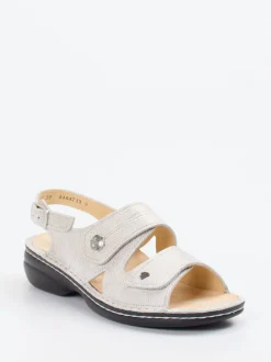 Finn Comfort – Sandalen aus Kalbleder silberbeige
