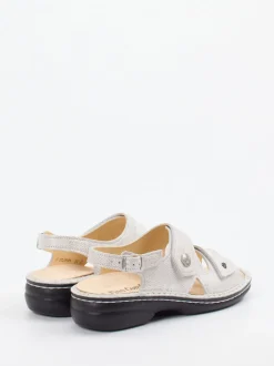 Finn Comfort – Sandalen aus Kalbleder silberbeige