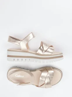 Gabor – Keilsandalette aus Metallicleder in Roségold
