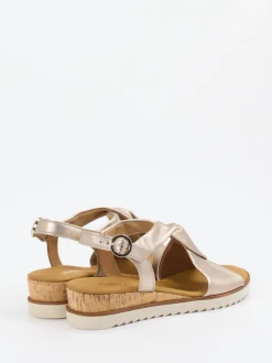 Gabor Comfort – Keilsandalette aus Metallicleder beige
