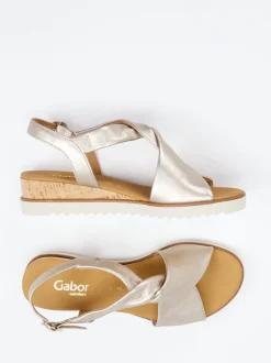 Gabor Comfort – Keilsandalette aus Metallicleder beige