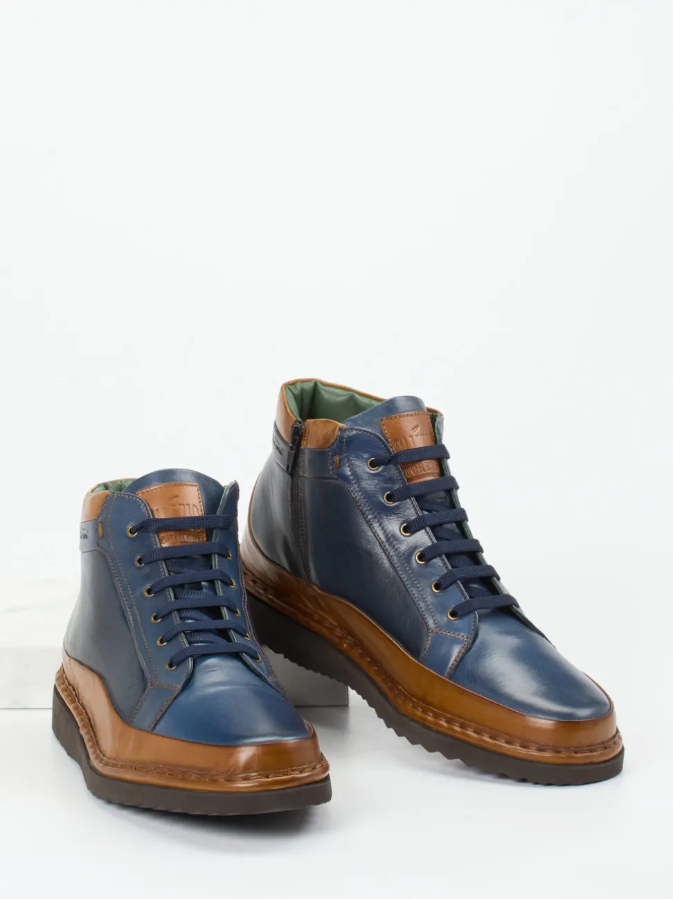 Galizio Torresi – Schnürboots aus Kalbleder marineblau