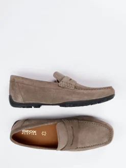 Geox – Penny Loafer aus Veloursleder in Taupe