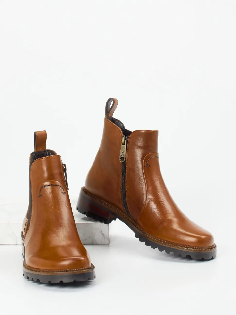 Ginger & Glove – Chelsea Boots aus Kalbleder cognac