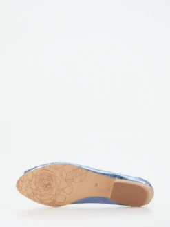 Ginger & Glove – Peep-Toe-Ballerinas aus Metallicleder blau