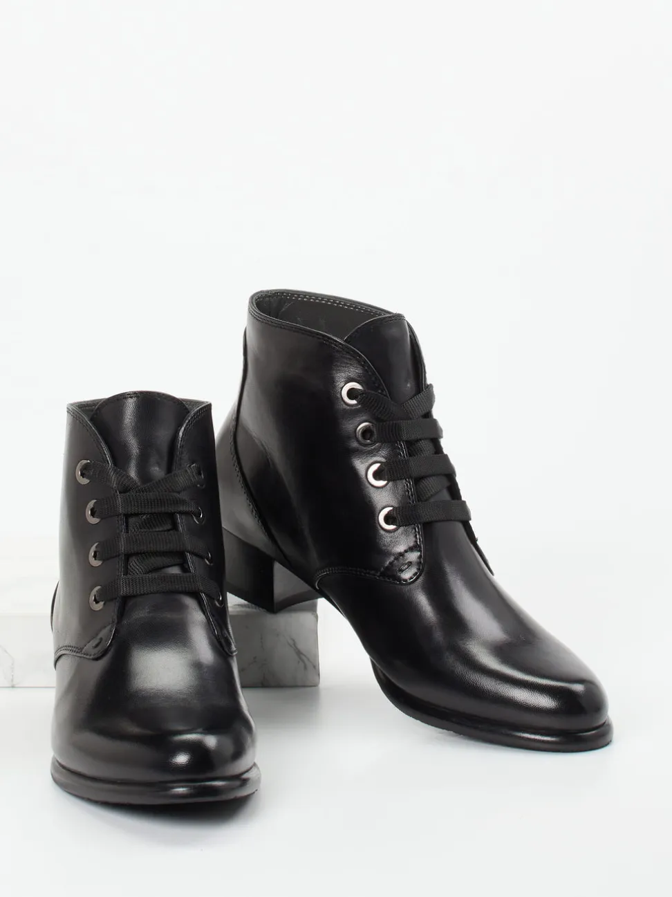 Ginger & Glove – Schnür-Boots aus Lammleder Schwarz
