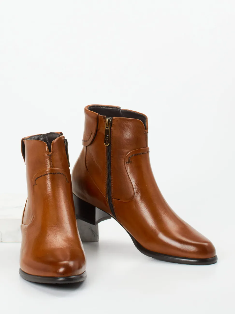 Ginger & Glove – Stiefelette aus Kalbleder cognacbraun