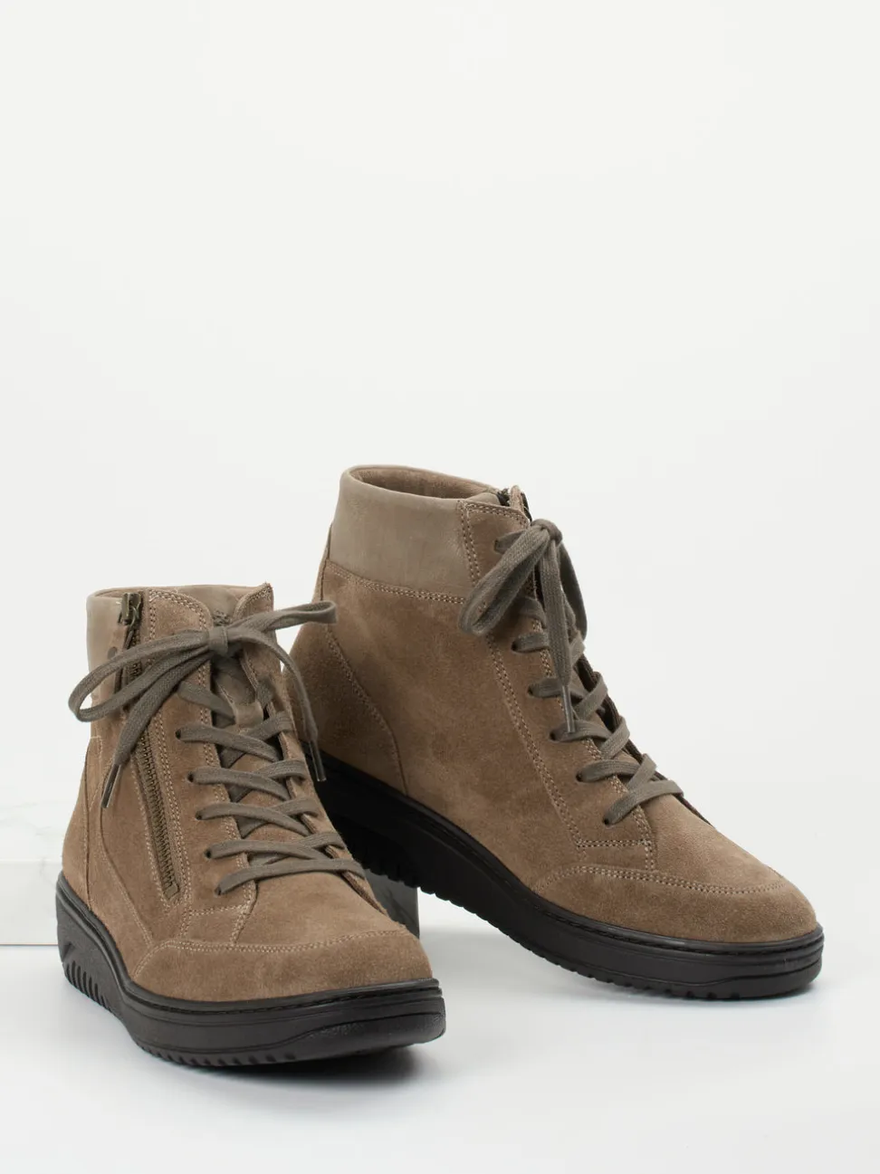 Hartjes – Schnürboots aus Veloursleder in Taupe