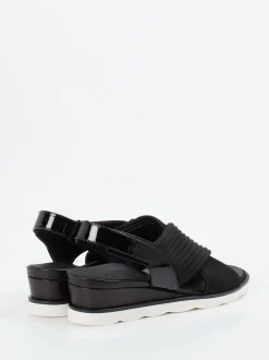 Hassia – Keilsandalette aus Textil und Lack in Schwarz