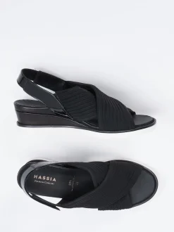 Hassia – Keilsandalette aus Textil und Lack in Schwarz